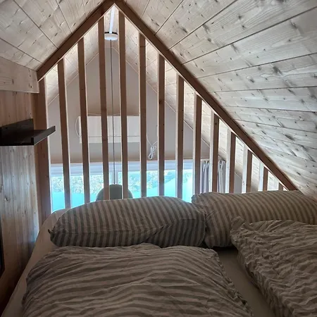 Feriehus Micro-cabin In Royksundskanalen