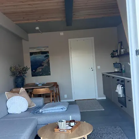 Feriehus Micro-cabin In Royksundskanalen *